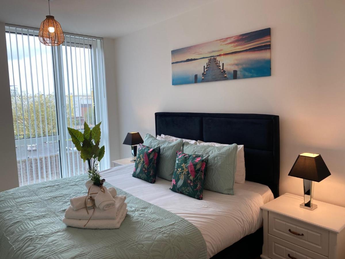 Berks Luxury Serviced Apartments,5 Bedrooms, 5 Double Beds, 2 Bathrooms, Free Super Fast Wifi & Parking Earley Екстер'єр фото