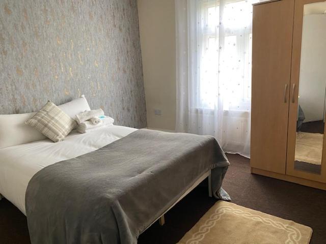 Berks Luxury Serviced Apartments,5 Bedrooms, 5 Double Beds, 2 Bathrooms, Free Super Fast Wifi & Parking Earley Екстер'єр фото