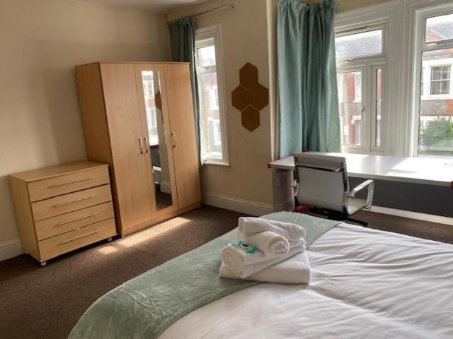 Berks Luxury Serviced Apartments,5 Bedrooms, 5 Double Beds, 2 Bathrooms, Free Super Fast Wifi & Parking Earley Екстер'єр фото