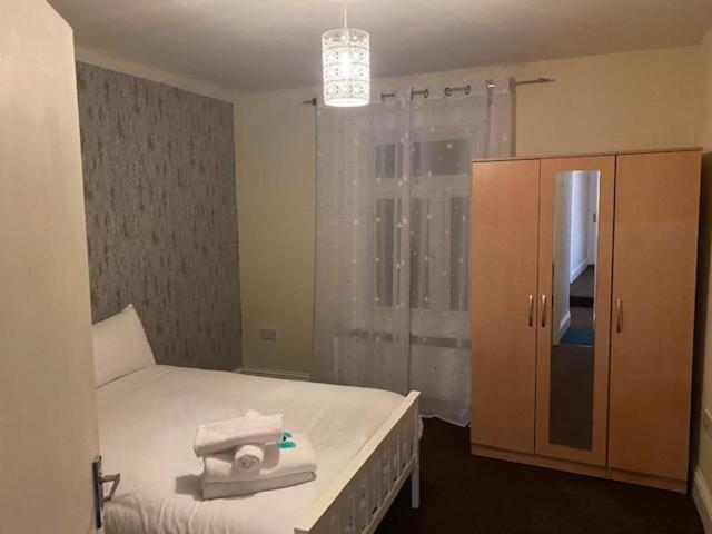 Berks Luxury Serviced Apartments,5 Bedrooms, 5 Double Beds, 2 Bathrooms, Free Super Fast Wifi & Parking Earley Екстер'єр фото