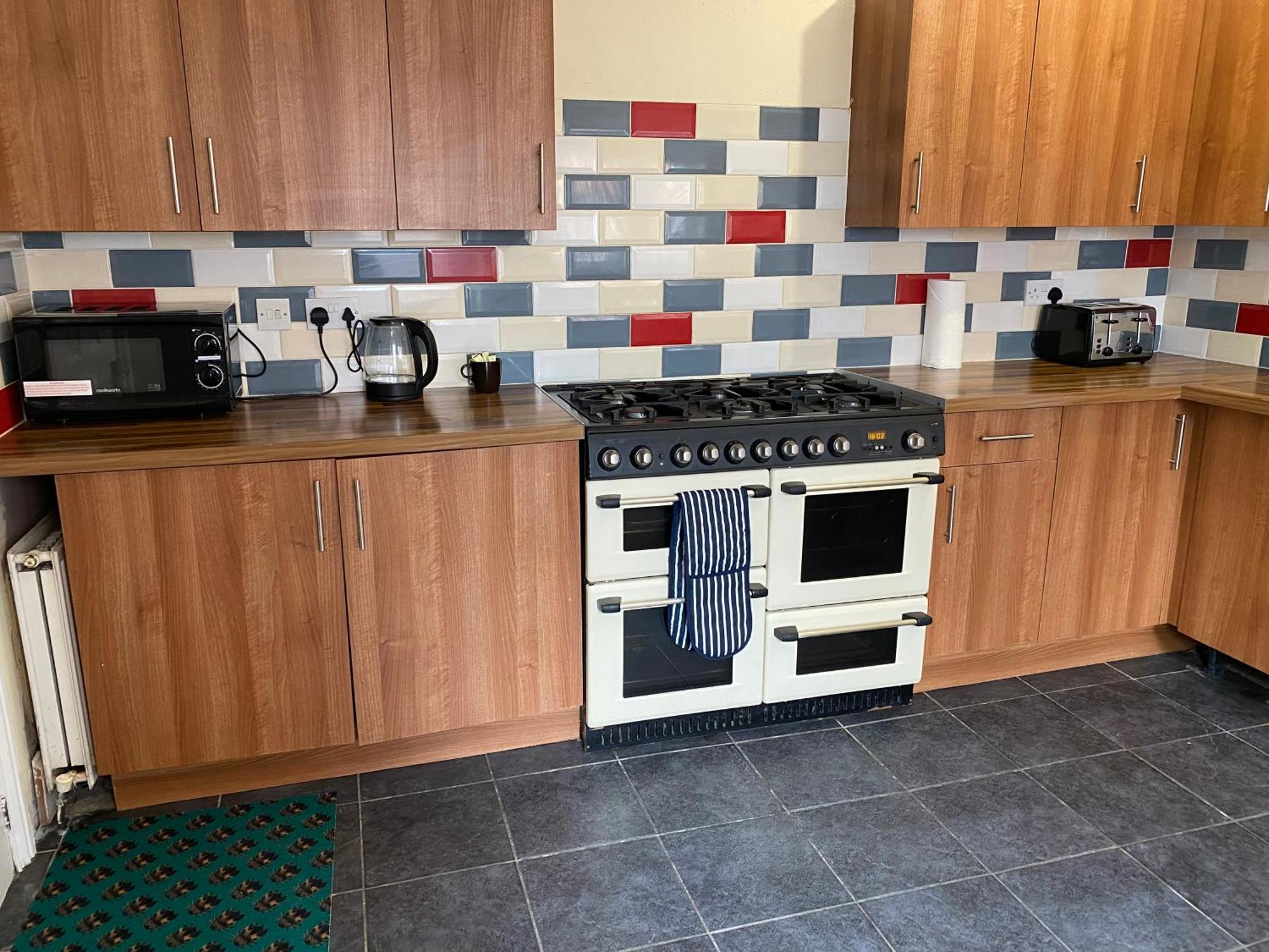 Berks Luxury Serviced Apartments,5 Bedrooms, 5 Double Beds, 2 Bathrooms, Free Super Fast Wifi & Parking Earley Екстер'єр фото
