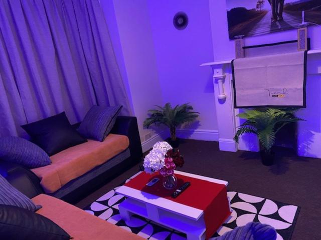 Berks Luxury Serviced Apartments,5 Bedrooms, 5 Double Beds, 2 Bathrooms, Free Super Fast Wifi & Parking Earley Екстер'єр фото